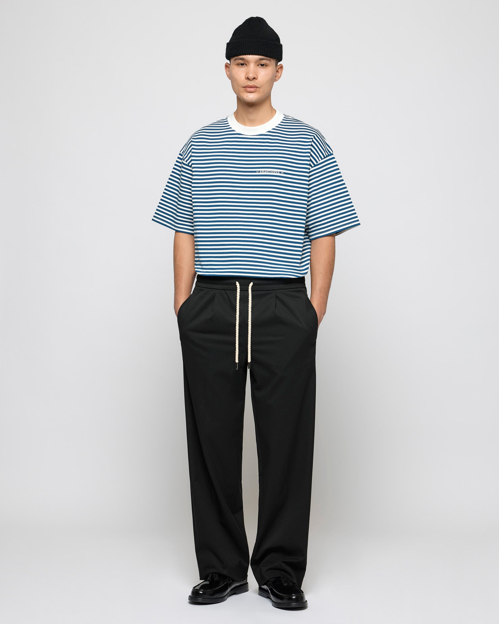 Regular tailored pants with elastic waistline