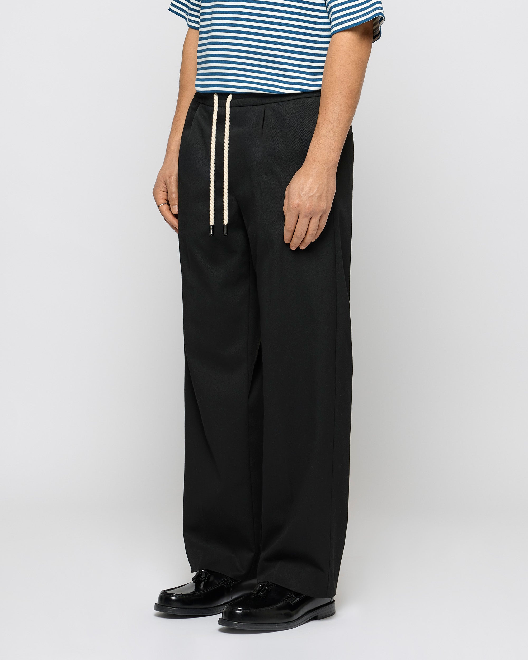 Regular tailored pants with elastic waistline