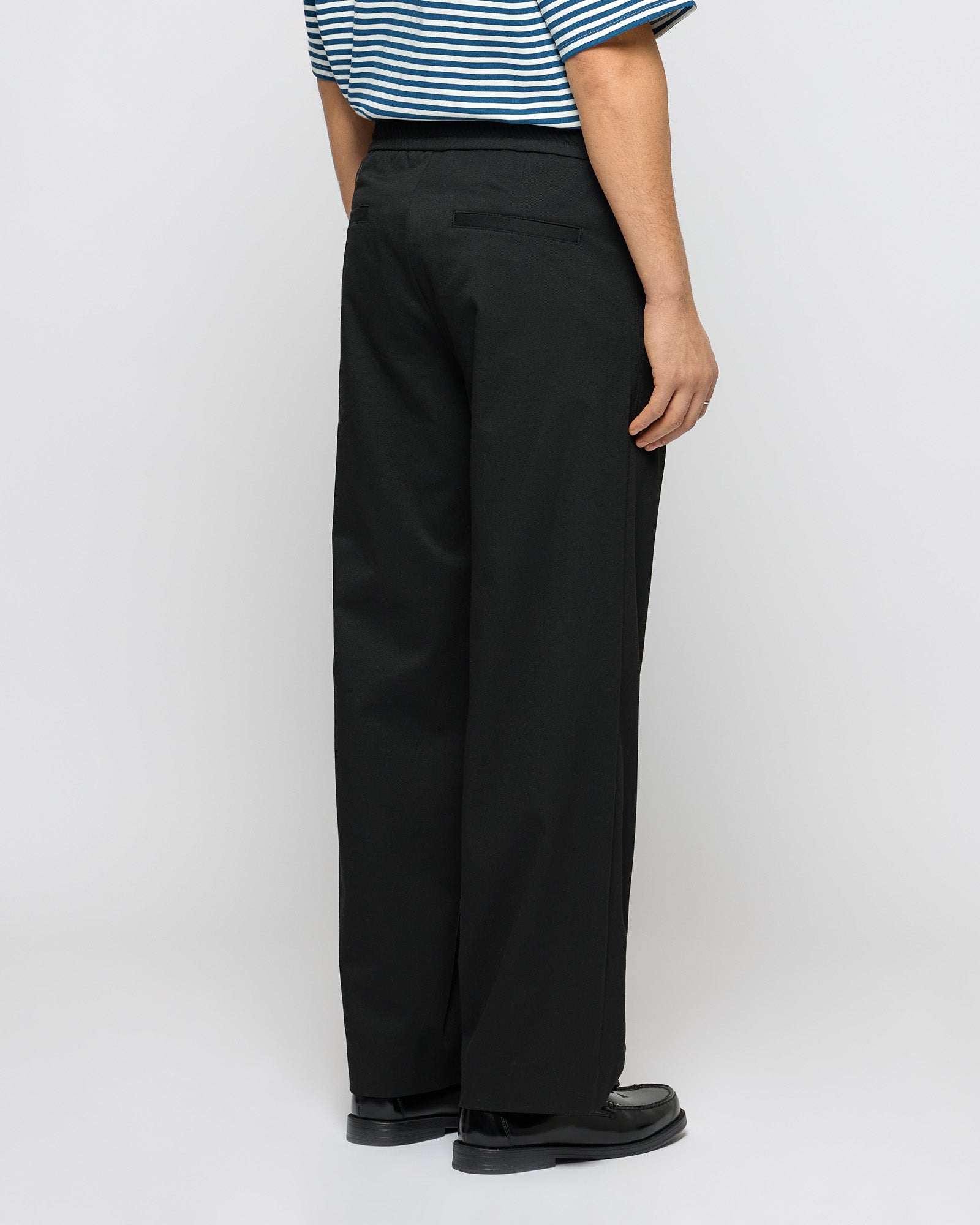 Regular tailored pants with elastic waistline