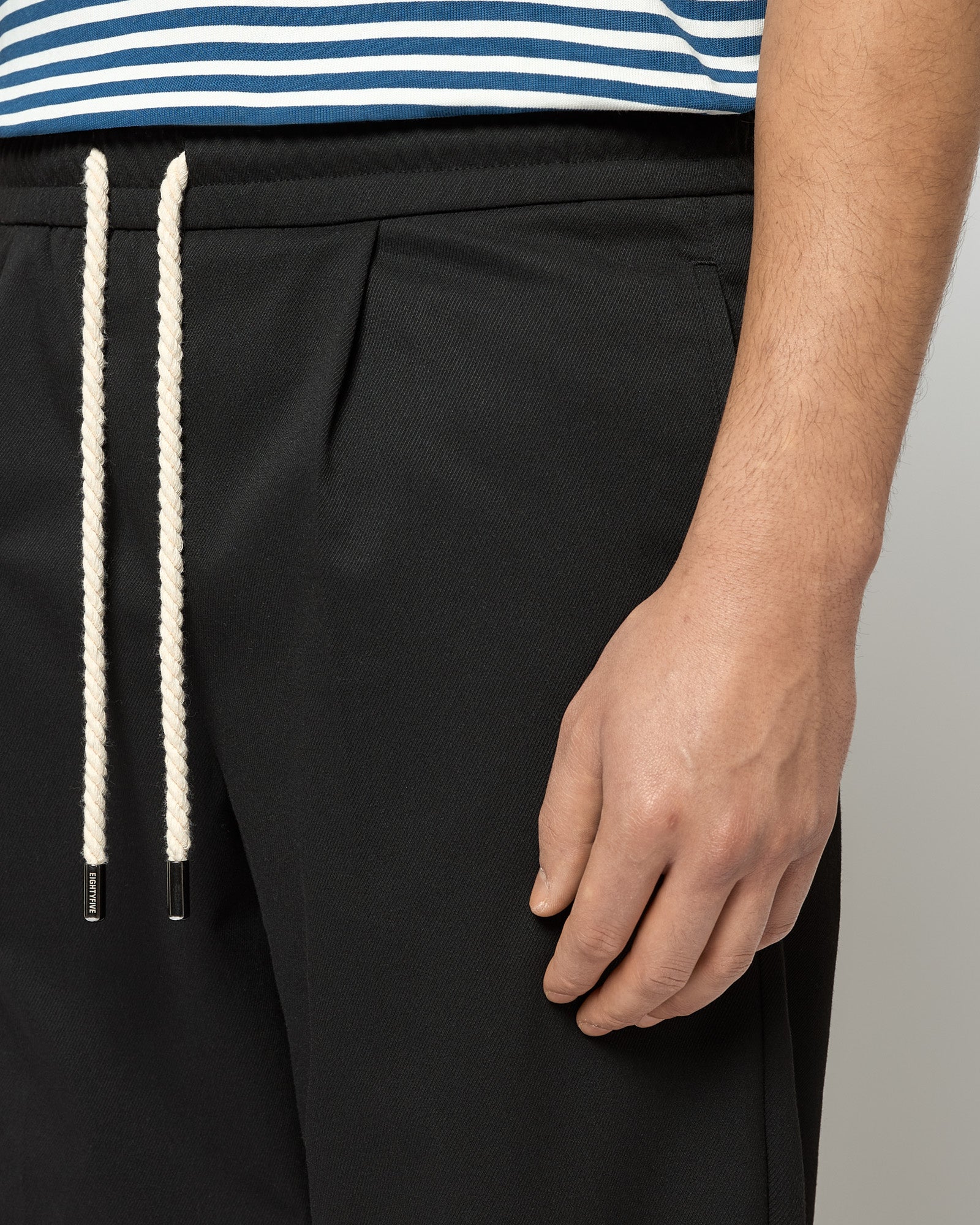 Regular tailored pants with elastic waistline